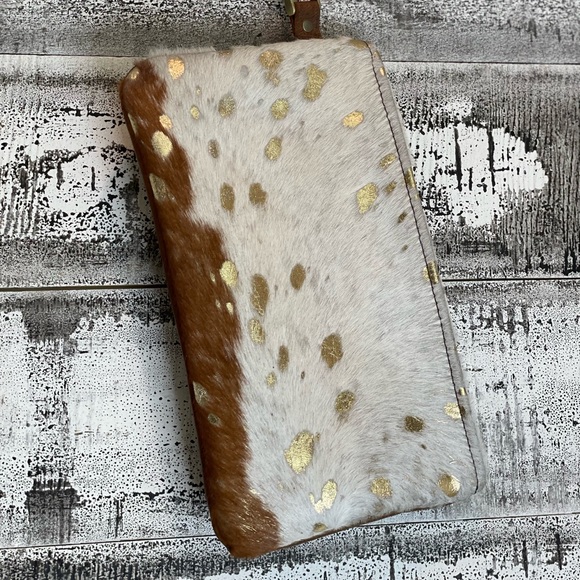 Metallic Leather Acid Wash White & Gold Wristlet sized 10" W X 6 1/5" - Picture 6 of 11